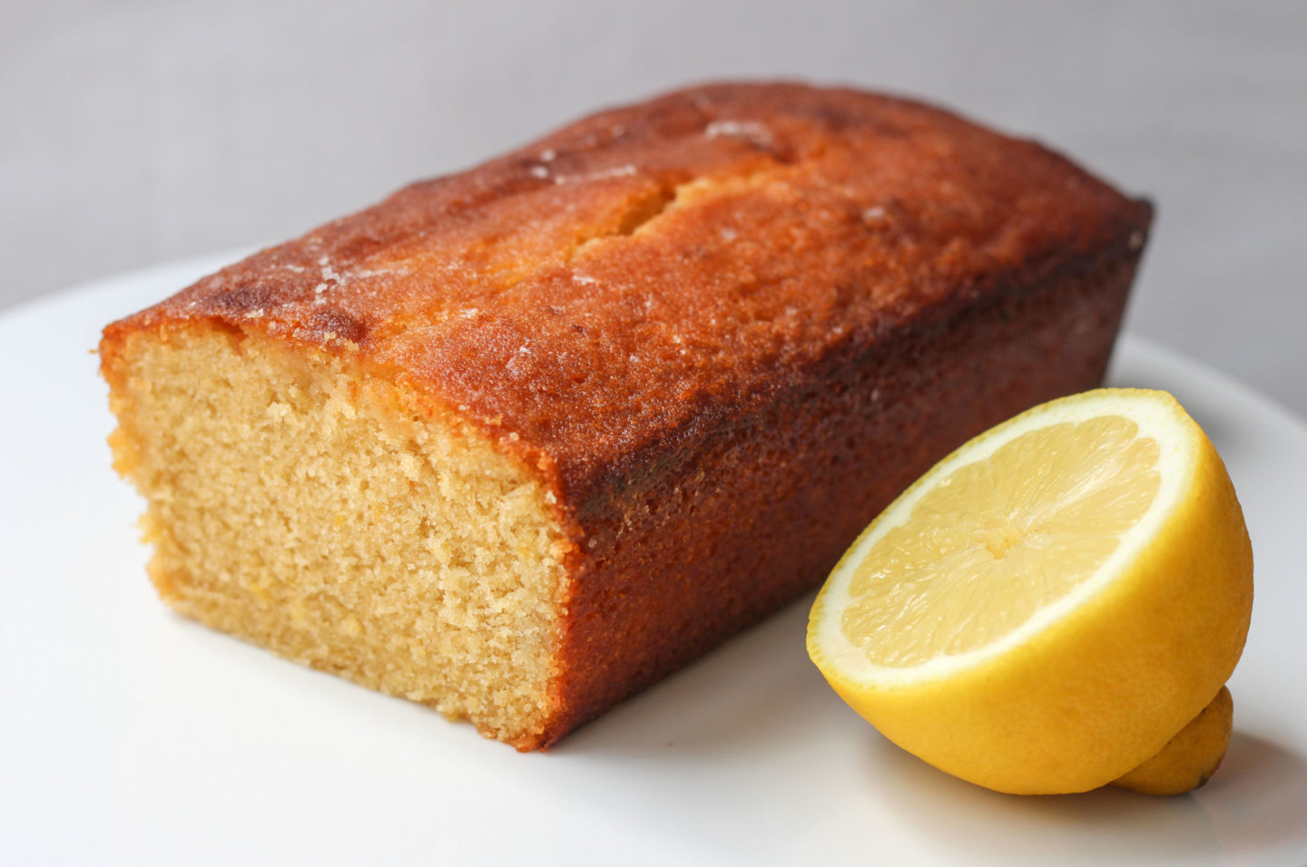 lemon drizzle loaf cake with lemon wedge