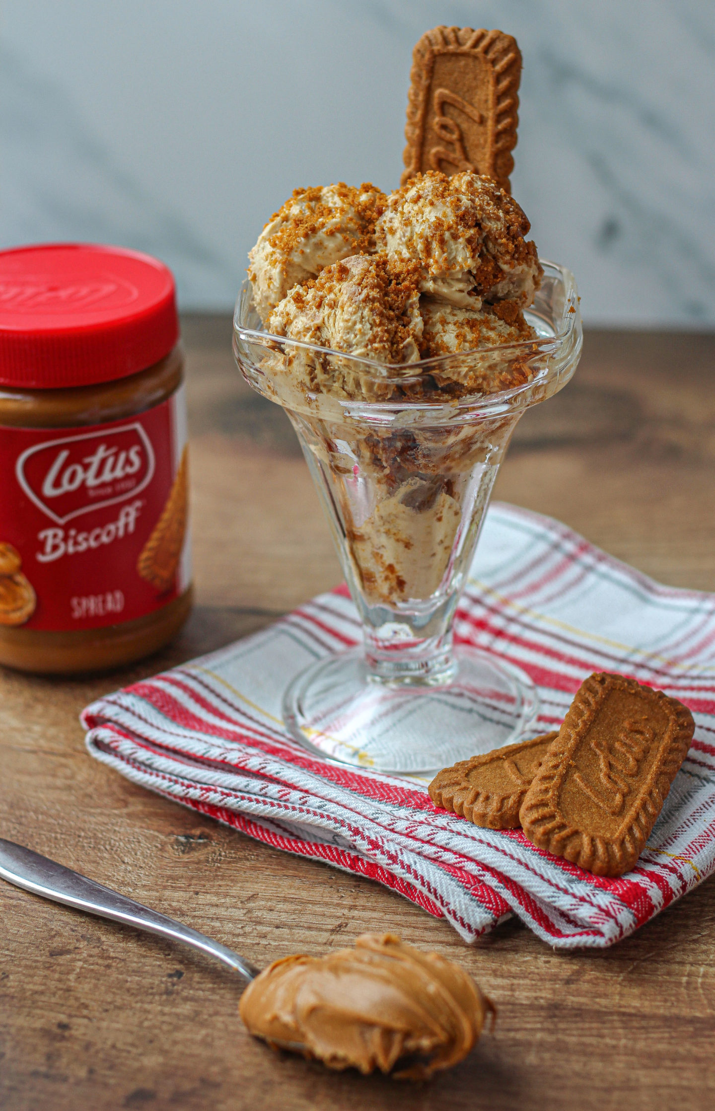 biscoff ice cream sundae with biscoff biscuits and spread jar