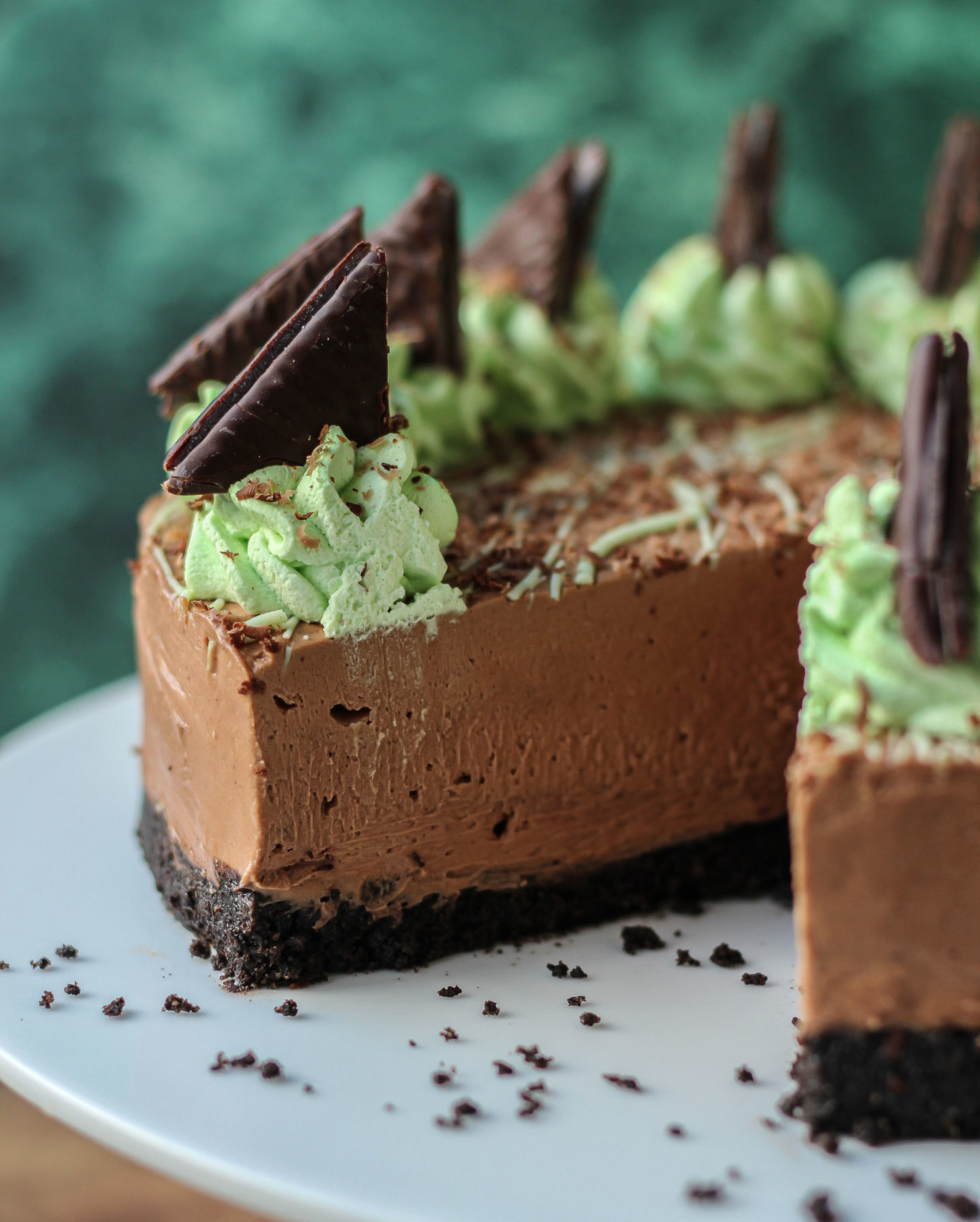 Close up inside no-bake mint chocolate cheesecake