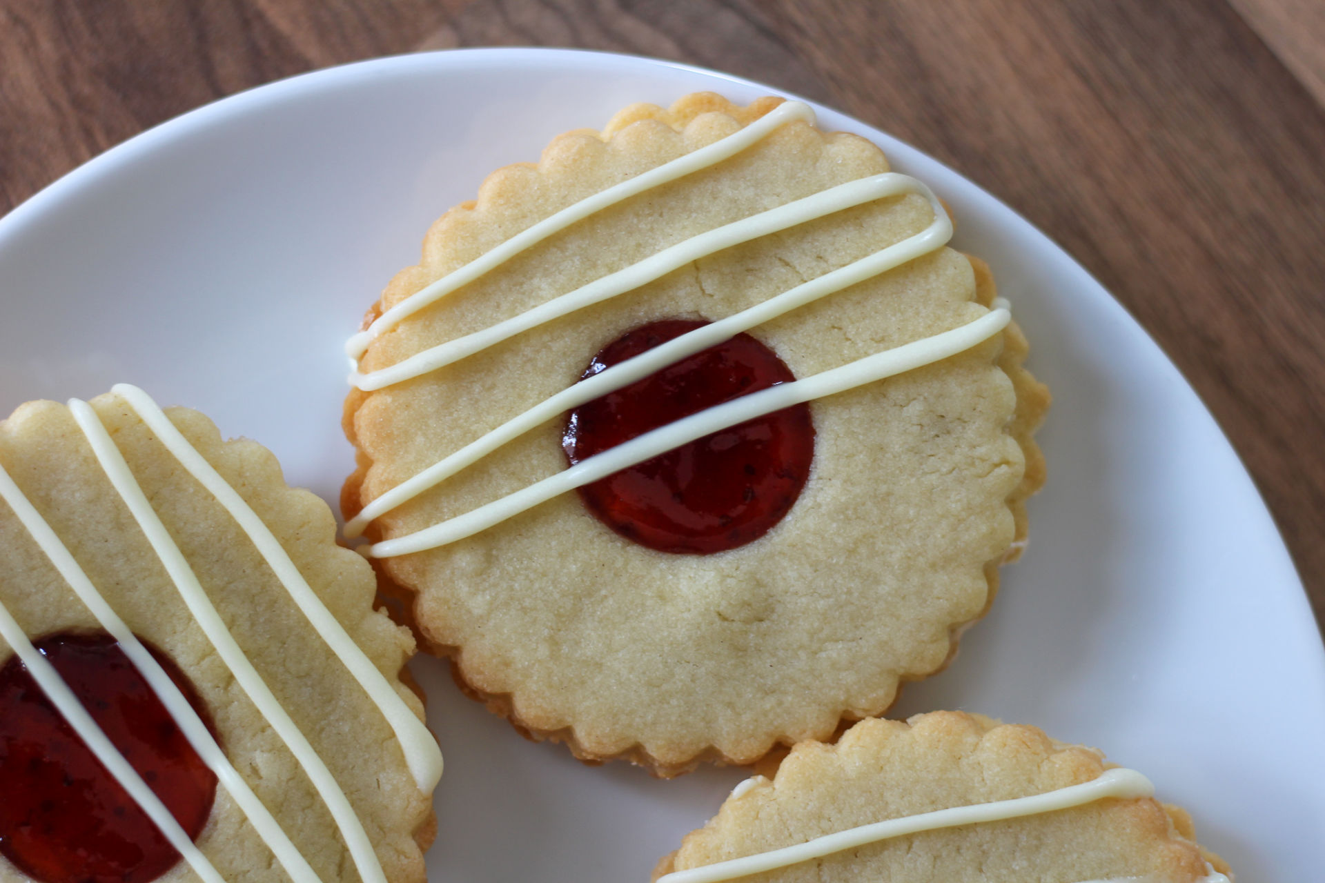 The Bake Off Box Strawberry and Vanilla Sandwich Biscuits Baker Jo