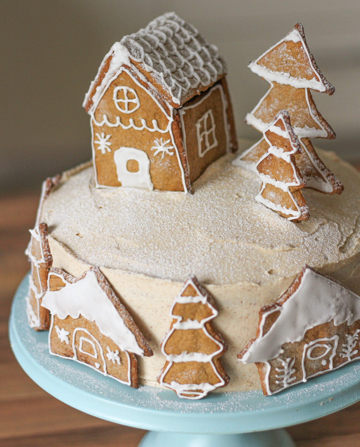 the bake off box christmas gingerbread cake on a blue cake stand